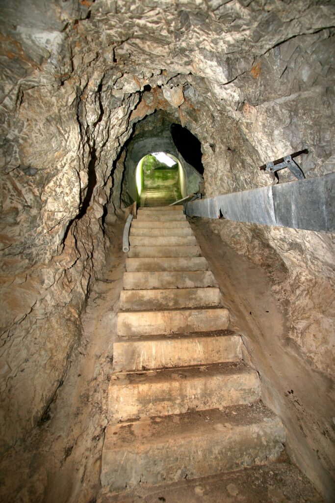 L'escalier du bunker de l'opération tracer menant aux postes d'observation vers l'est ou l'ouest