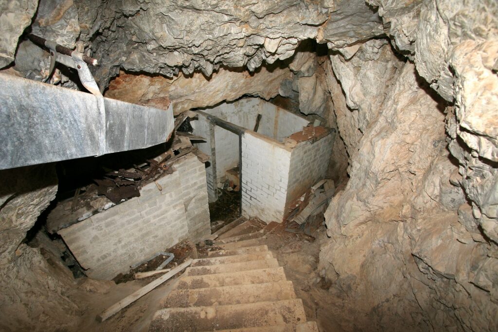 La salle des transmissions et les toilettes du bunker de l'opération tracer